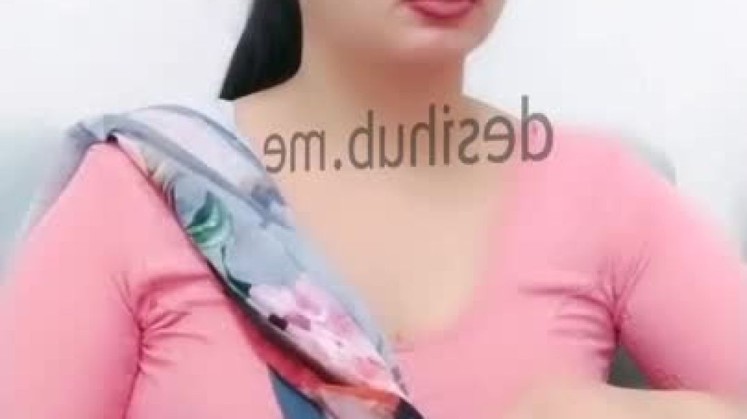 ⁣Desi Bhabhi Navel Tease in Saree Live Show XXX