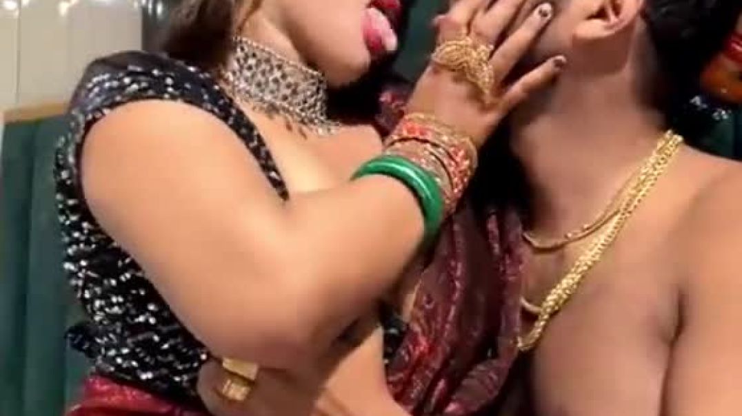 ⁣Desi couple passionate kissing live video show